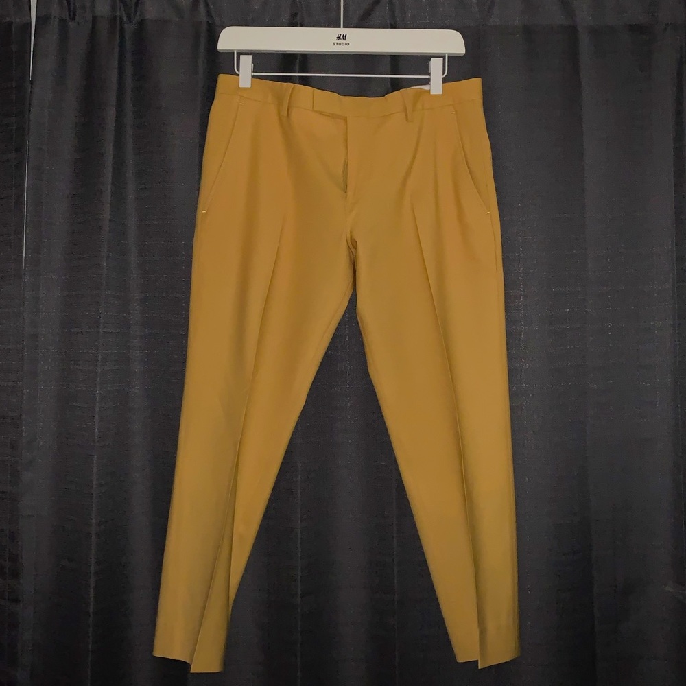 Slim fit suit trouser. Cropped style.